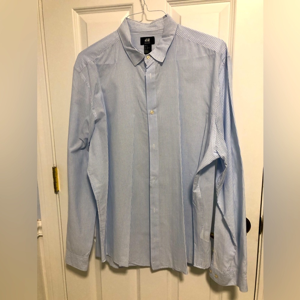 H&M men’s XL lightweight cotton long sleeve dress shirt.Regular fit. Blue/white